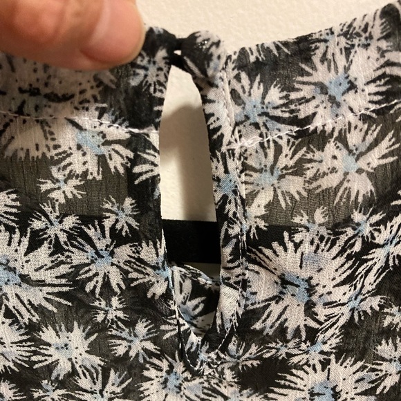 zac & Rachel patterned sheer blouse. - Picture 6 of 6